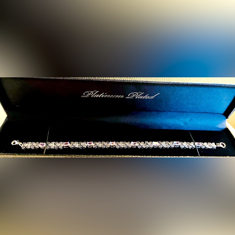 GOLD COAST Lavender jewel platinum plated bracelet
8 gorgeous lavender stones